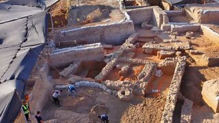המבנה הראשון שנחשף ביבנה מימי הסנהדרין. בתוכו התגלו שברי "ספלי מדידה", המזוהים עם האוכלוסייה היהודית