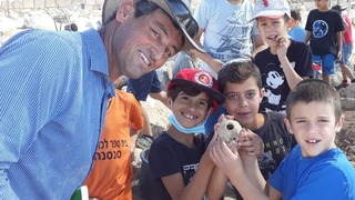 ילדי בית ספר סוסיא גילה נר שמן קדום באתר עתיקות בדרום הר חברון