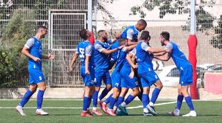 שחקני מכבי פתח תקווה חוגגים עם איליי שפיקי