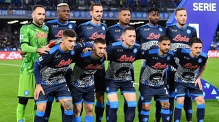 שחקני נאפולי עם חולצות לכבודו של מראדונה