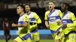 שחקני יובנטוס חוגגים עם פאולו דיבאלה