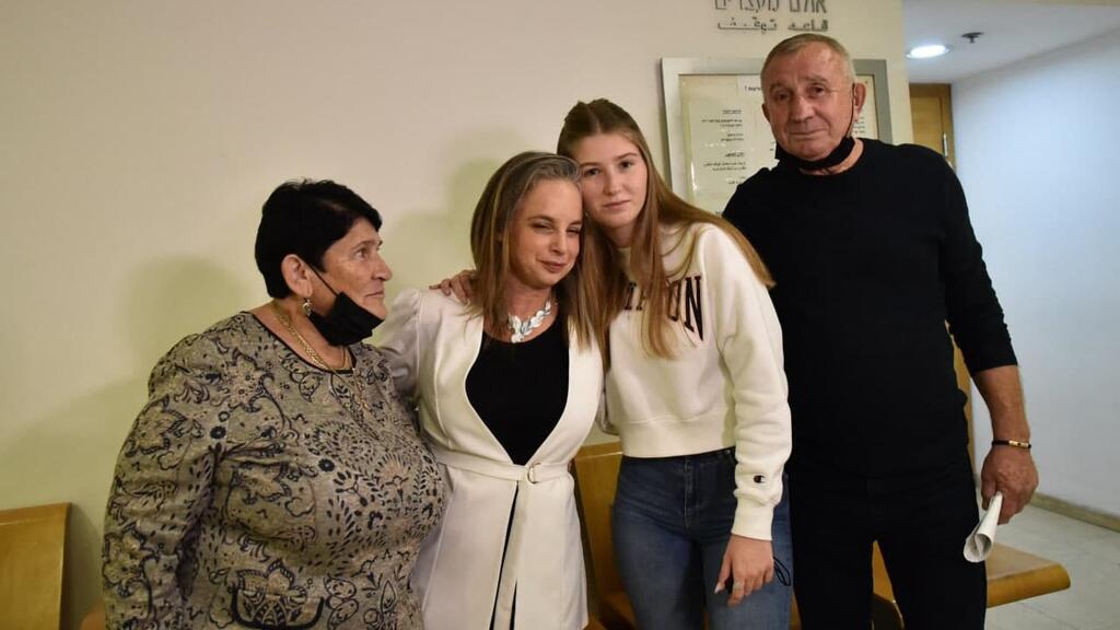 משפחתה של ליטל עם העו"ד המייצגת אותם בבית המשפט