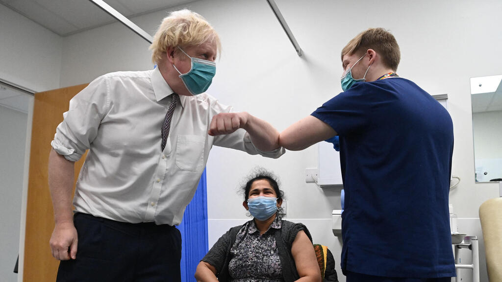 ראש ממשלת בריטניה בוריס ג'ונסון עם מתחסנים חיסון ב לונדון בריטניה בצל חשש מ זן קורונה חדש אומיקרון