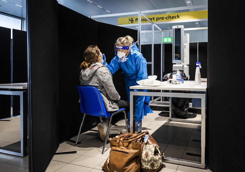 בדיקת קורונה ב נמל התעופה סחיפהול ליד אמסטרדם הולנד בצל חשש מ זן קורונה חדש אומיקרון