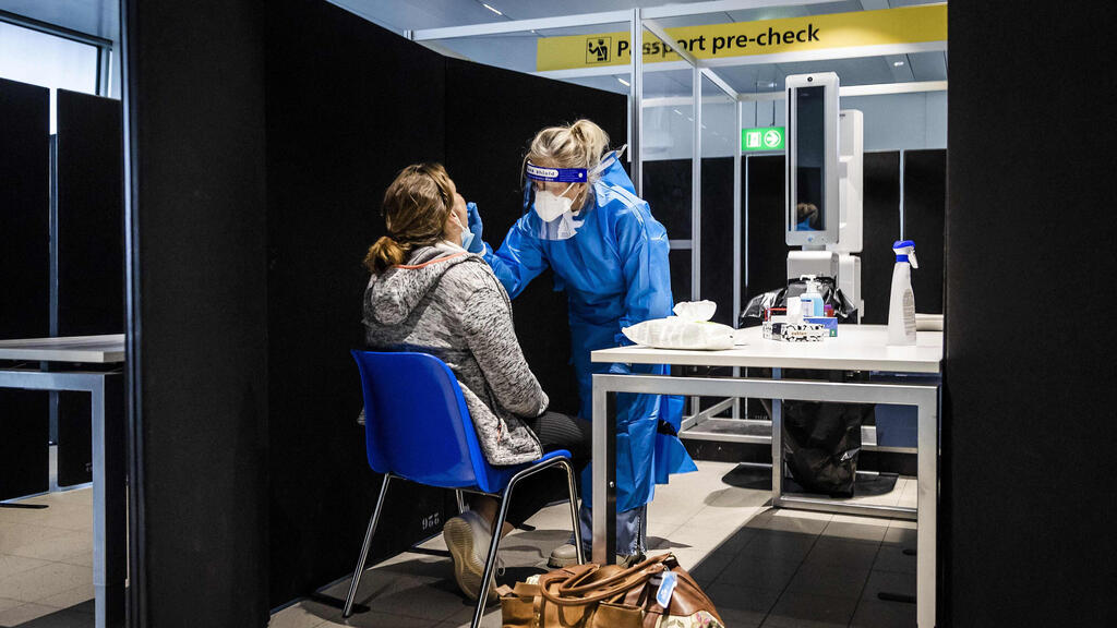 בדיקת קורונה ב נמל התעופה סחיפהול ליד אמסטרדם הולנד בצל חשש מ זן קורונה חדש אומיקרון