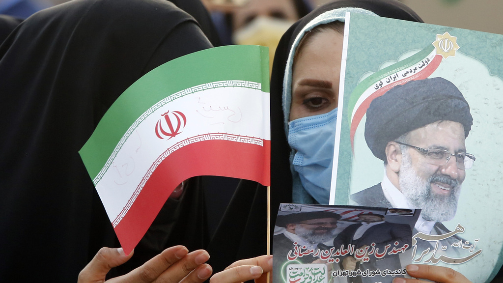 תומכת של איברהים ראיסי נשיא איראן 