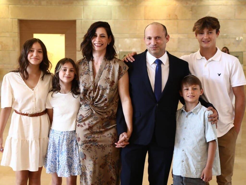 נפתלי בנט ומשפחתו