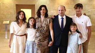 נפתלי בנט ומשפחתו
