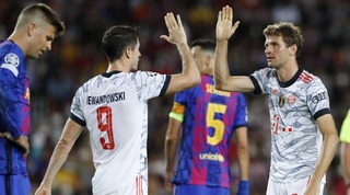 תומאס מולר חוגג עם רוברט לבנדובסקי