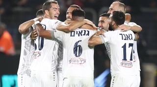 שחקני סכנין חוגגים בסיום