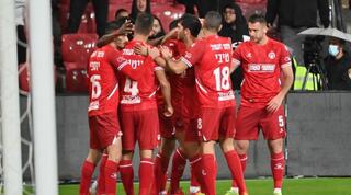 שחקני הפועל ב"ש חוגגים עם ניקיטה רוקאביצה