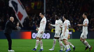 שחקני מילאן חוגגים עם פיולי