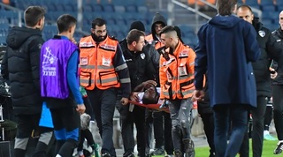 סטפן אקה מפונה מכר הדשא