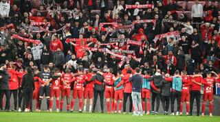 שחקני הפועל באר שבע חוגגים עם הקהל