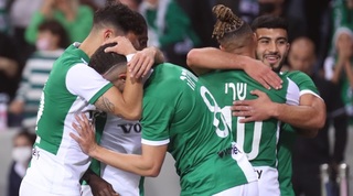 שחקני מכבי חיפה חוגגים עם דולב חזיזה