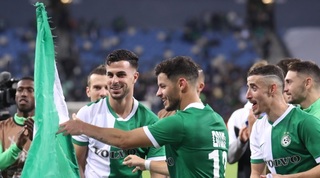 שחקני מכבי חיפה חוגגים בסיום