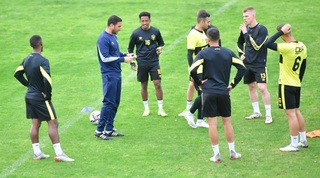 גל כהן עם שחקני בית"ר באימון