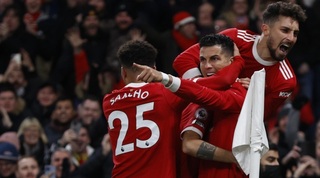 שחקני מנצ'סטר יונייטד חוגגים עם כריסטיאנו רונאלדו