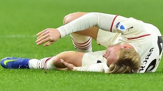 סימון קאר על הדשא