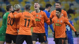 מנור סולומון חוגג עם שחקני שחטאר דונייצק