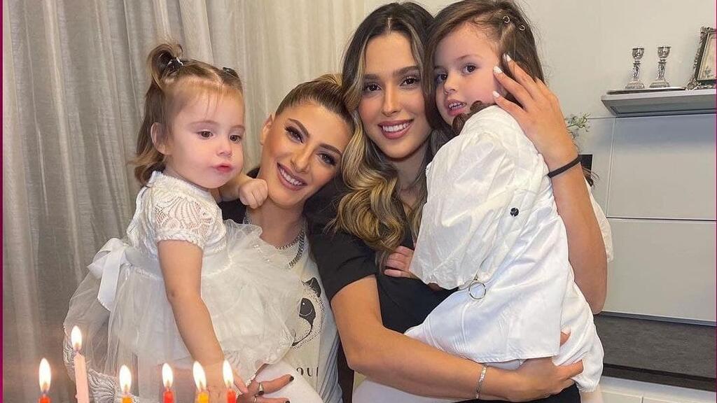 תמר יהלומי עם שרית חדד ובנותיה