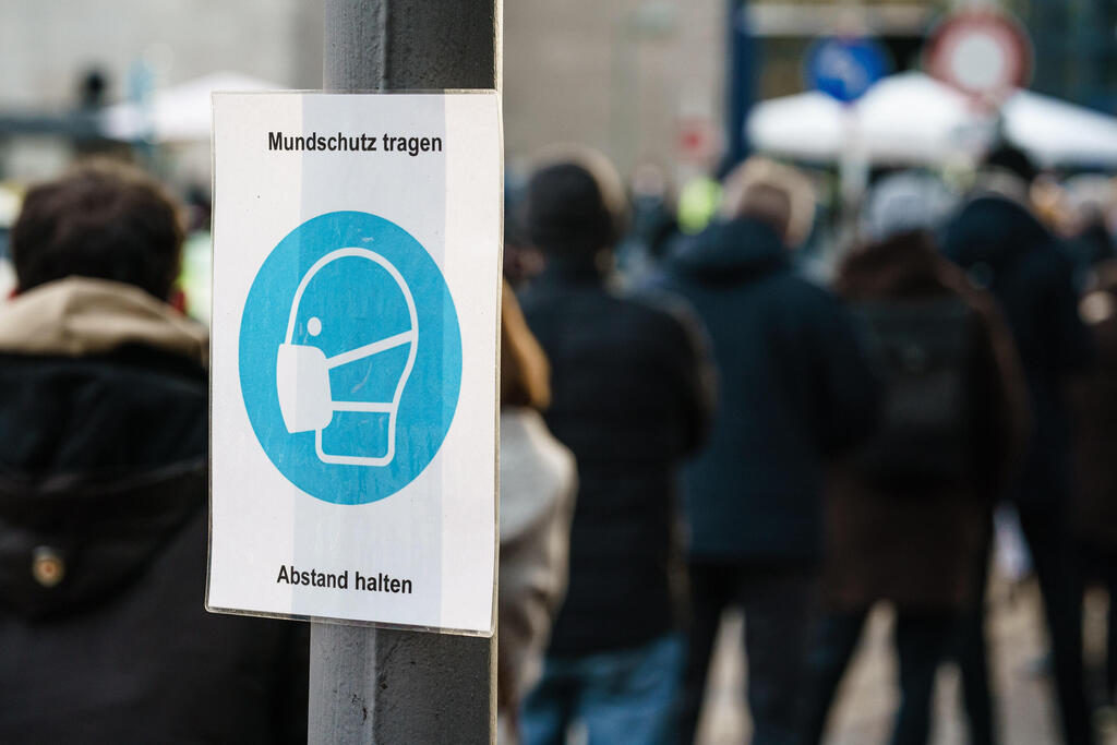 A sign in Berlin saying face masks are required (Photo: EPA) שלט המורה על עטיית מסכה, ברלין