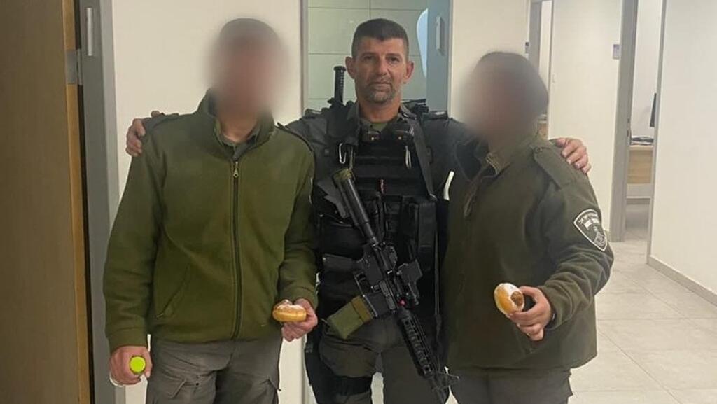הלוחמים שניטרלו את המחבל לאחר חקירתם