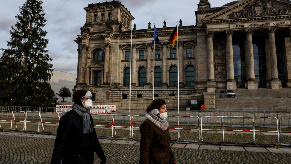 עוטים מסכות ליד הפרלמנט הגרמני בברלין