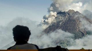 התפרצות הר געש סמרו ב אינדונזיה