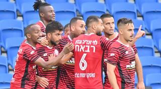 שחקני חדרה חוגגים עם שובל גוזלן