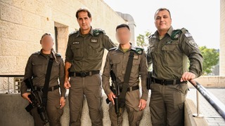 אמיר כהן עם הלוחמים שנטרלו את המחבל בפיגוע הדקירה בשער שכם בירושלים