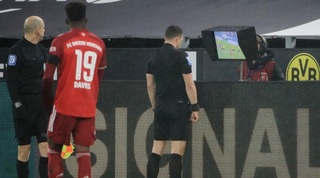 פליקס צוואייר בוחן את הפנדל לזכות באיירן ב-VAR