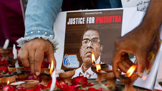 נרות לזכר עובד זר מ סרי לנקה ש נרצח ב פקיסטן לינץ' בגלל לכאורה ביזוי מוחמד