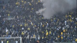 אוהדי מכבי ת"א מדליקים רימון עשן ביציע