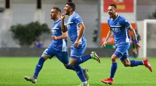 שחקני הפועל פ"ת חוגגים