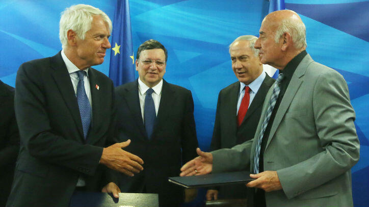Then-prime minister Benjamin Netanyahu (C-R) and then-science, technology and space minister Yaakov Peri (R) meet with President of the European Commission Jose Manuel Barroso (C-L), and sign an agreement for Israel to participate in the European Horizon 2020 program, in Jerusalem on June 8, 2014