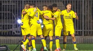 שחקני מכבי ת"א חוגגים עם קרלוס ריברה