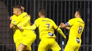 שחקני מכבי ת"א חוגגים עם קרלוס ריברה