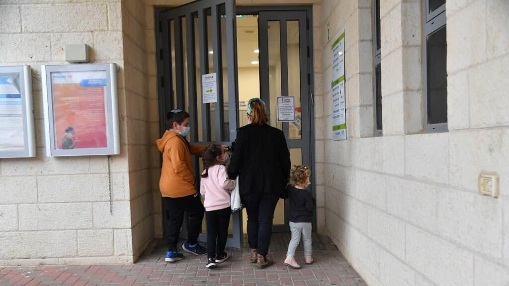 Children arriving at the vaccination center in the West Bank Settlement of Efrat for their COVID vaccines (Photo: Yoav Davidovitch) מבצע חיסוני הילדים בישוב אפרת