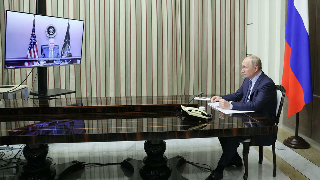 נשיא רוסיה ולדימיר פוטין בשיחת וידאו עם נשיא ארה"ב ג'ו ביידן