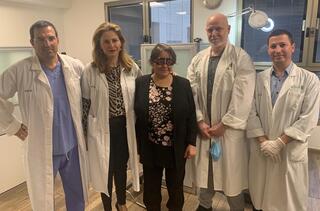 Пациентка Ханан Авад (в центре) с врачами больницы "Бейлинсон", спасшими ее зрение