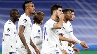 אסנסיו ושחקני ריאל חוגגים. תקופה נהדרת