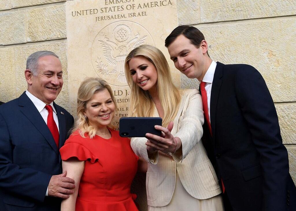 בנימין ושרה נתניהו לצד ג'ארד קושנר ואיוונקה טראמפ בטקס חנוכת השגרירות בירושלים