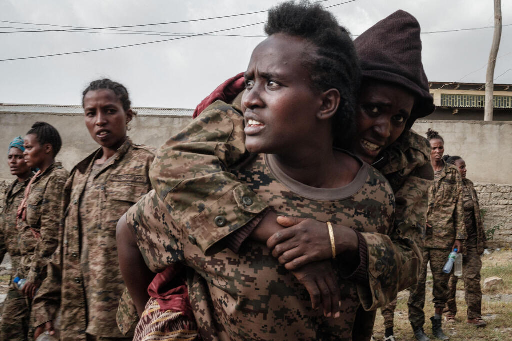 תמונות השנה של AFP שנת 2021 חיילות מ צבא אתיופיה ש נפלו בשבי המורדים מקלה 2 יולי