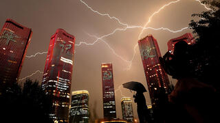 תמונות השנה של AFP שנת 2021 ברקים בשמי בייג'ינג 30 יוני