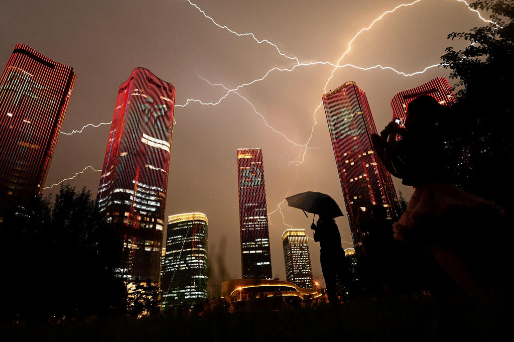 תמונות השנה של AFP שנת 2021 ברקים בשמי בייג'ינג 30 יוני