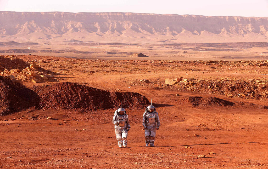 תמונות השנה של AFP שנת 2021 צמד אסטרונאוטים מצוותים ב ישראל ואירופה מדמים הליכה ב מאדים ב נגב 10 אוקטובר