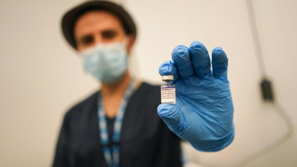 מחסנים חיסון של פייזר נגד קורונה ב לונדון בריטניה 4 בדצמבר