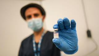 מחסנים חיסון של פייזר נגד קורונה ב לונדון בריטניה 4 בדצמבר