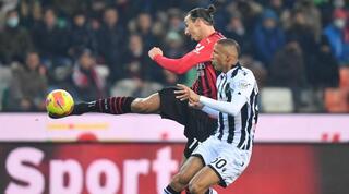 זלאטן איברהימוביץ' בועט מהאוויר